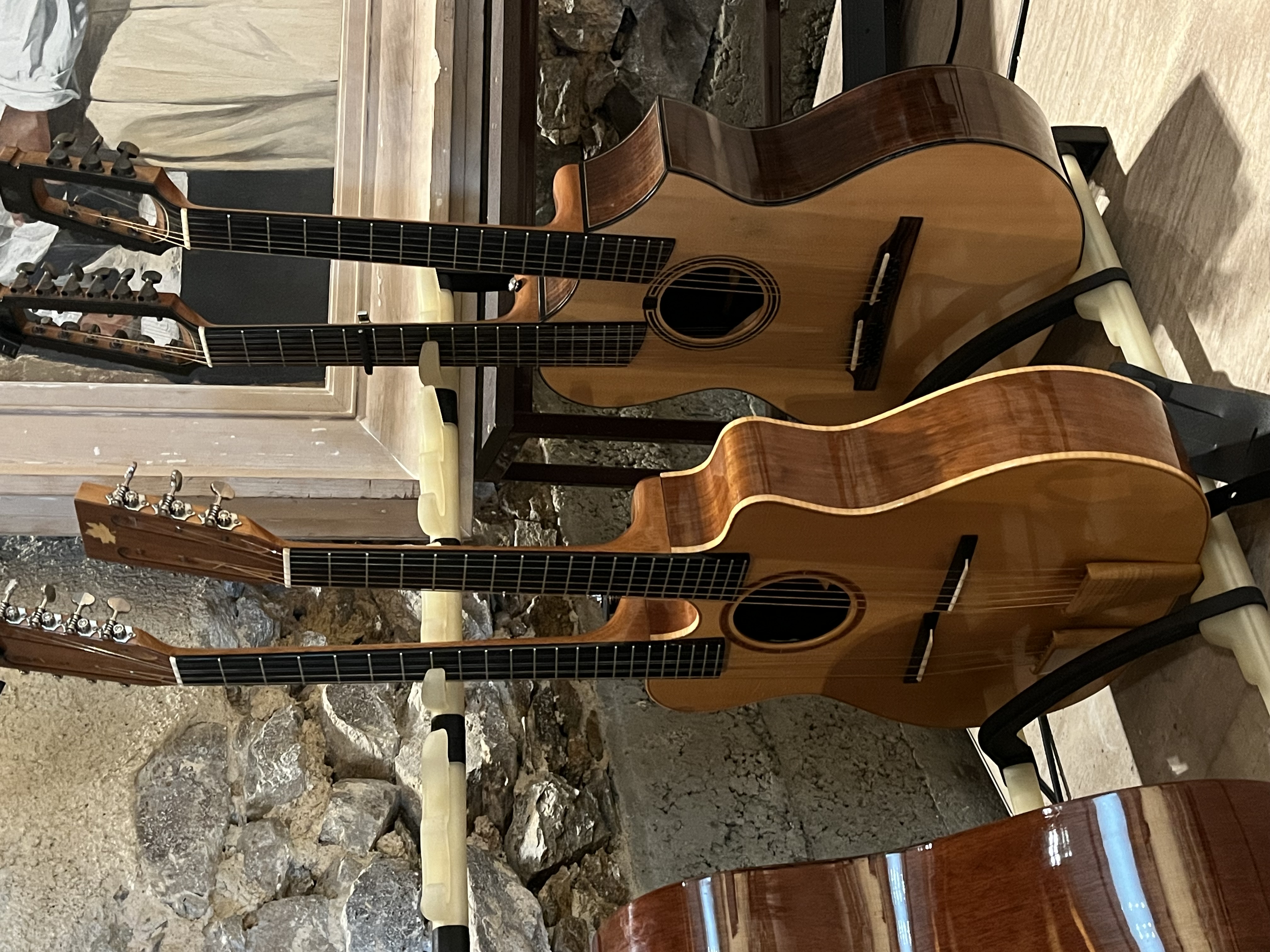 Guitare à deux manche